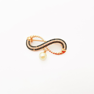 Infinite With Little Pearl Brooch